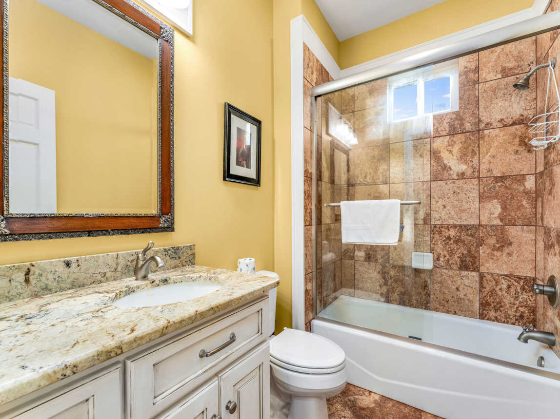 Hall Bathroom for guest and twin bedroom