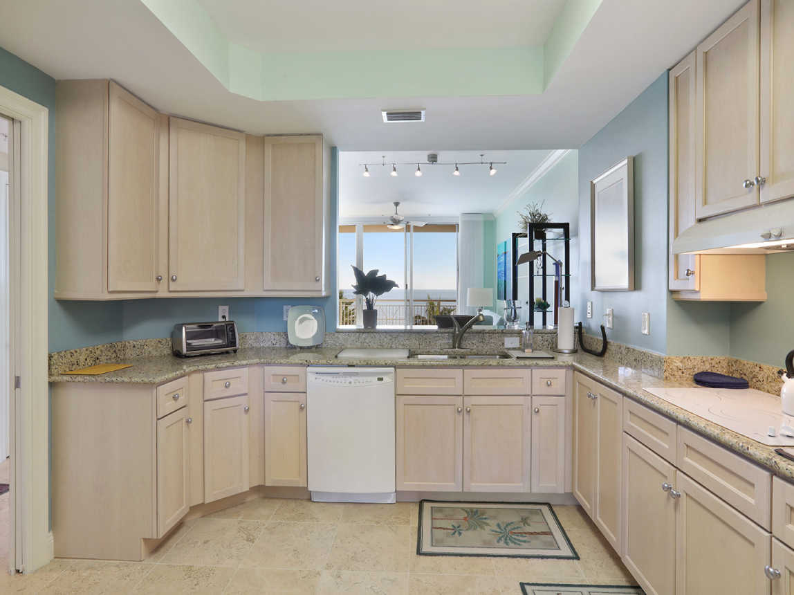 Another vew of the kitchen