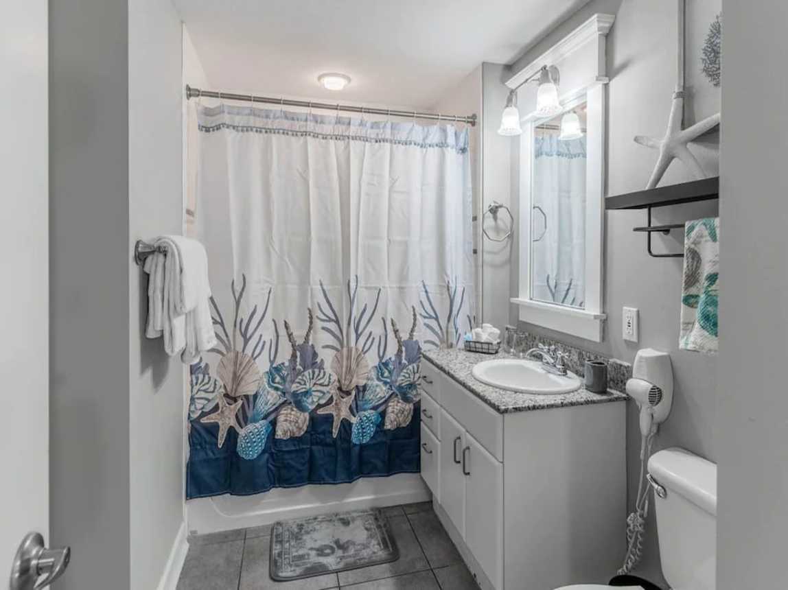 Guest Bathroom Tub/Shower Combo