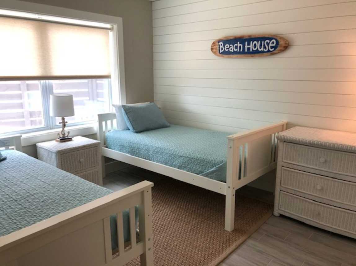 Guest Bedroom 3 with twin beds