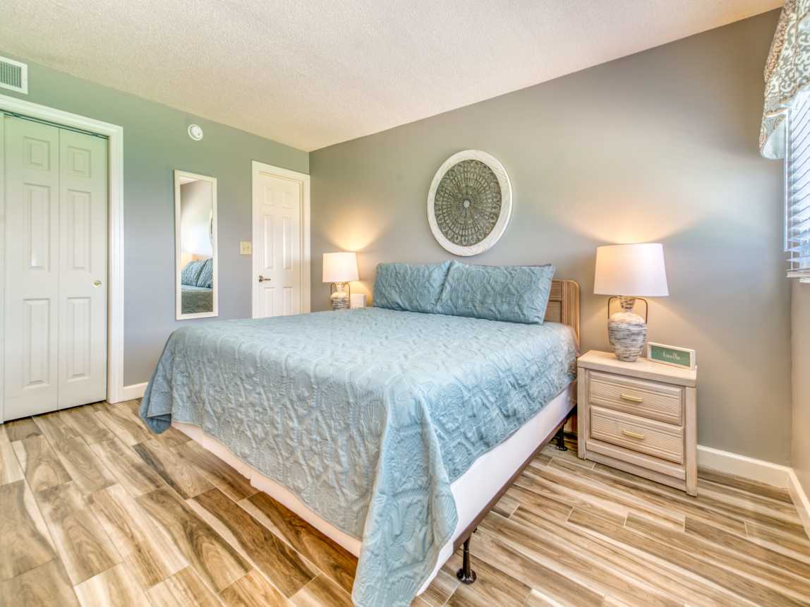 Wake up refreshed in this comfy king bed.