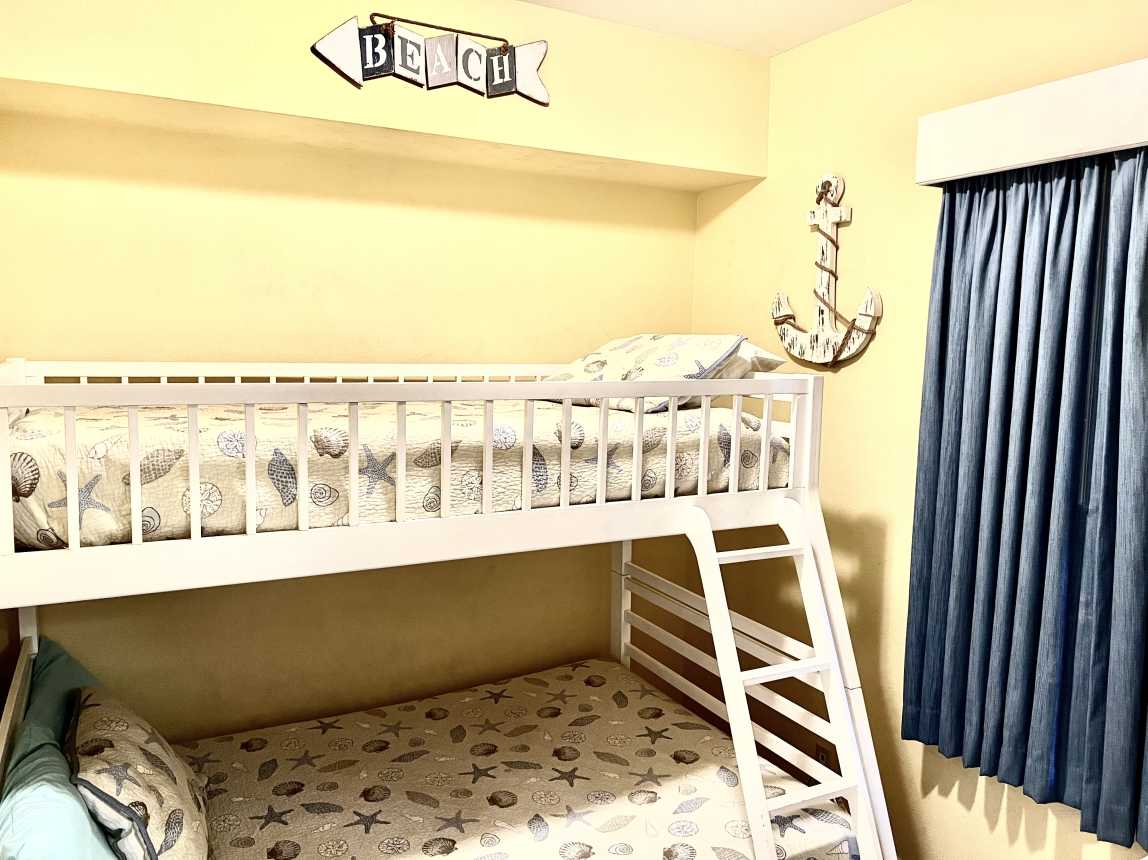 Cheery Bunkroom with Twin over Double - Sleeps 3. Wall mounted TV. Happy Kiddos!