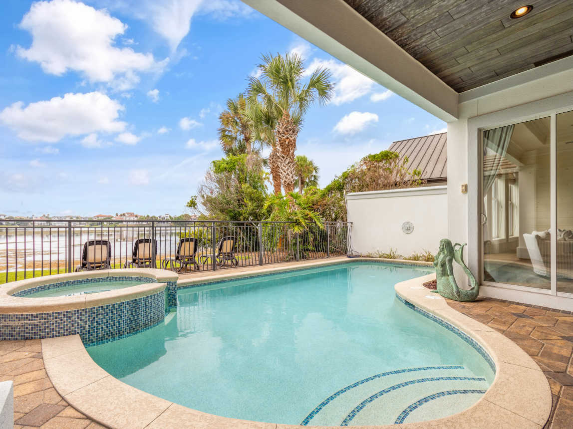 Relaxing Private Pool with Hot Tub