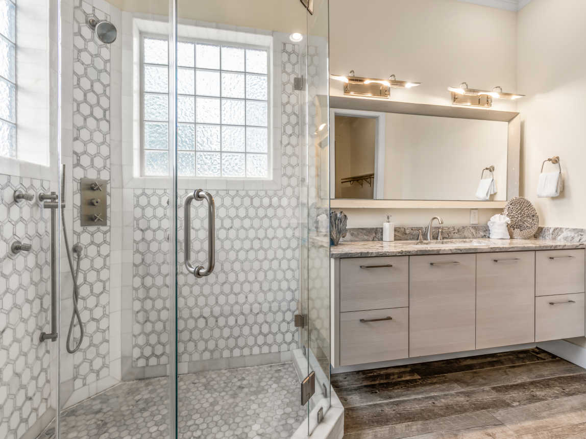 Spacious en-suite Large walk-in shower 