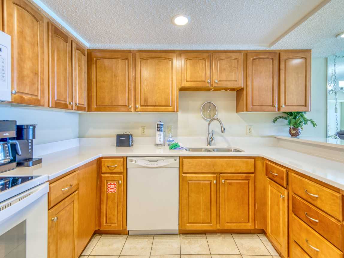 Fully equipped kitchen, perfect for home-cooked meals by the beach!