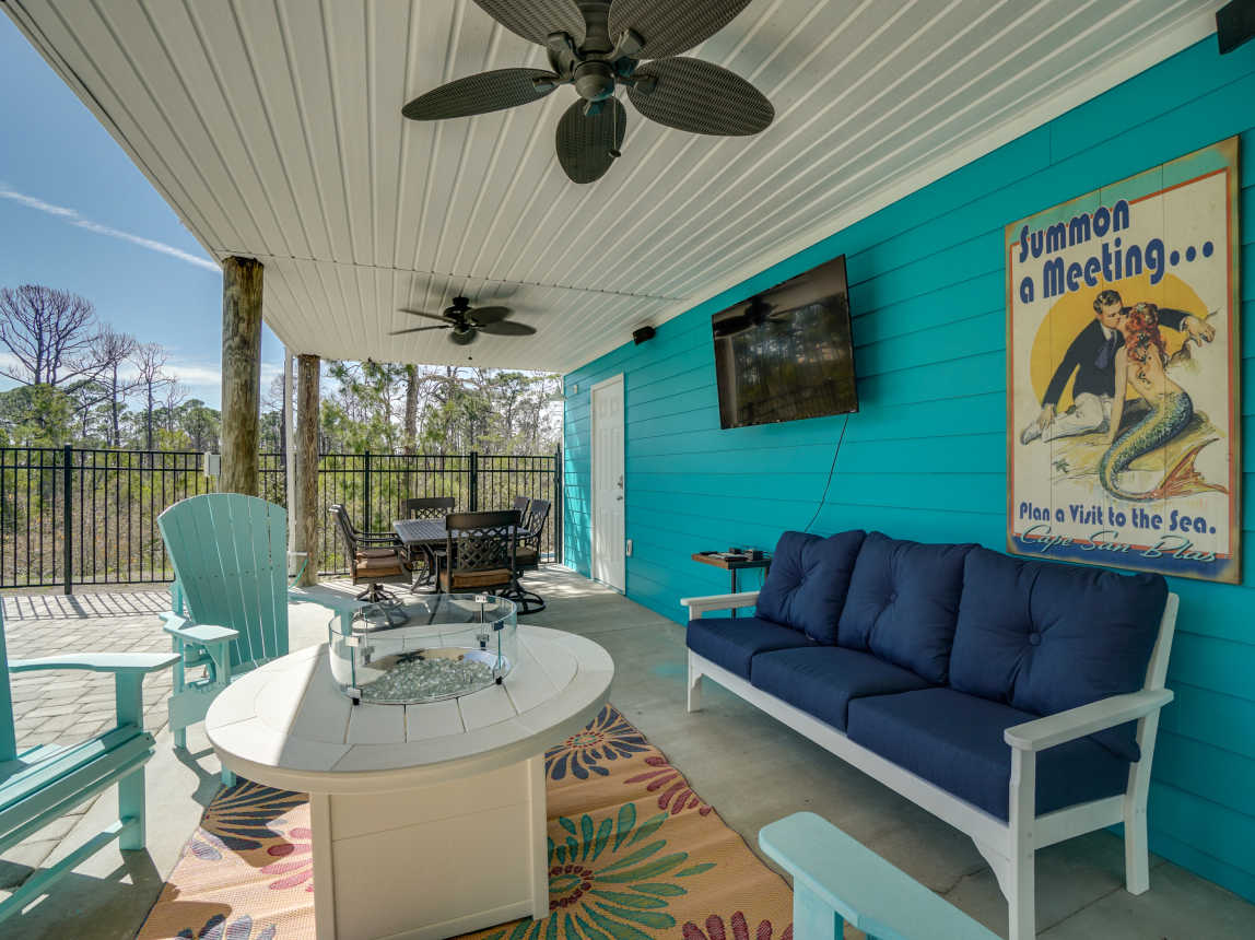 Enjoy your day or night by the pool, hot tub or fire. Watch TV/listen to music.