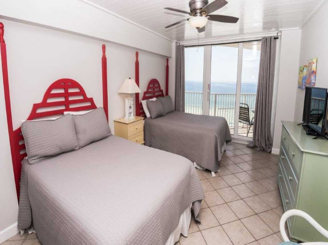 2nd Bedroom with 2 Full Beds