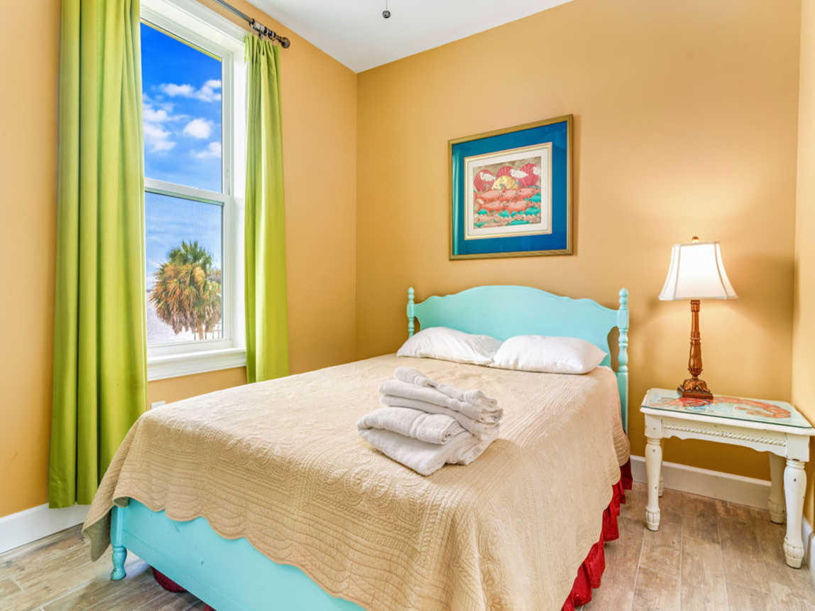 Queen bedroom facing the bay
