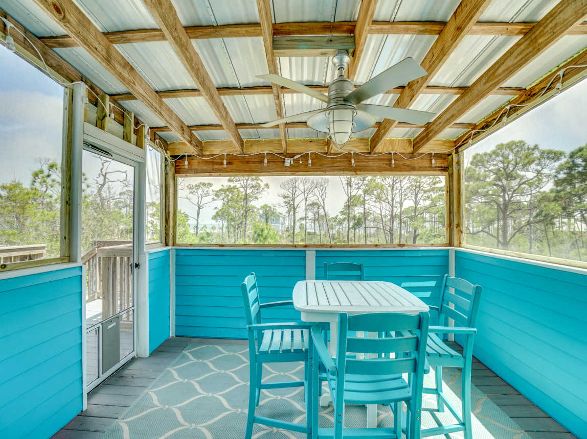 Screened back deck with table/chairs
