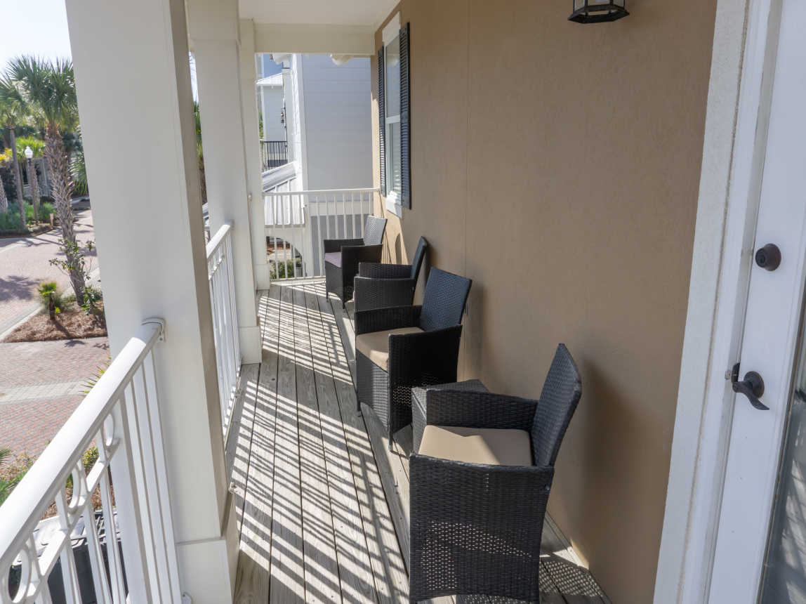 outdoor porch off upstairs queen master suite