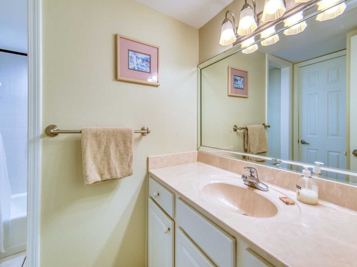 Spacious bathroom with a tub/shower combo.