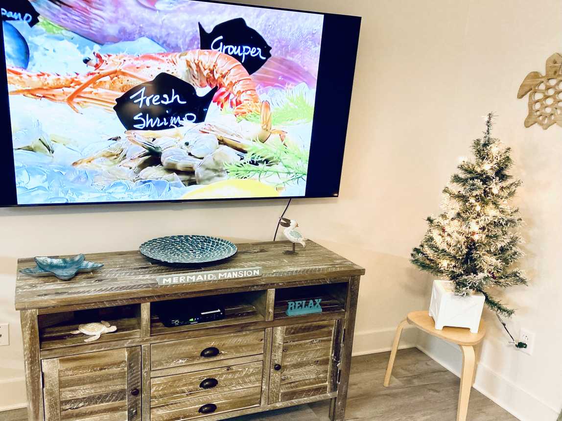 BIG CHRISTMAS FUN AT CRABBY'S COVE - DECORATED &amp; READY TO CELEBRATE!