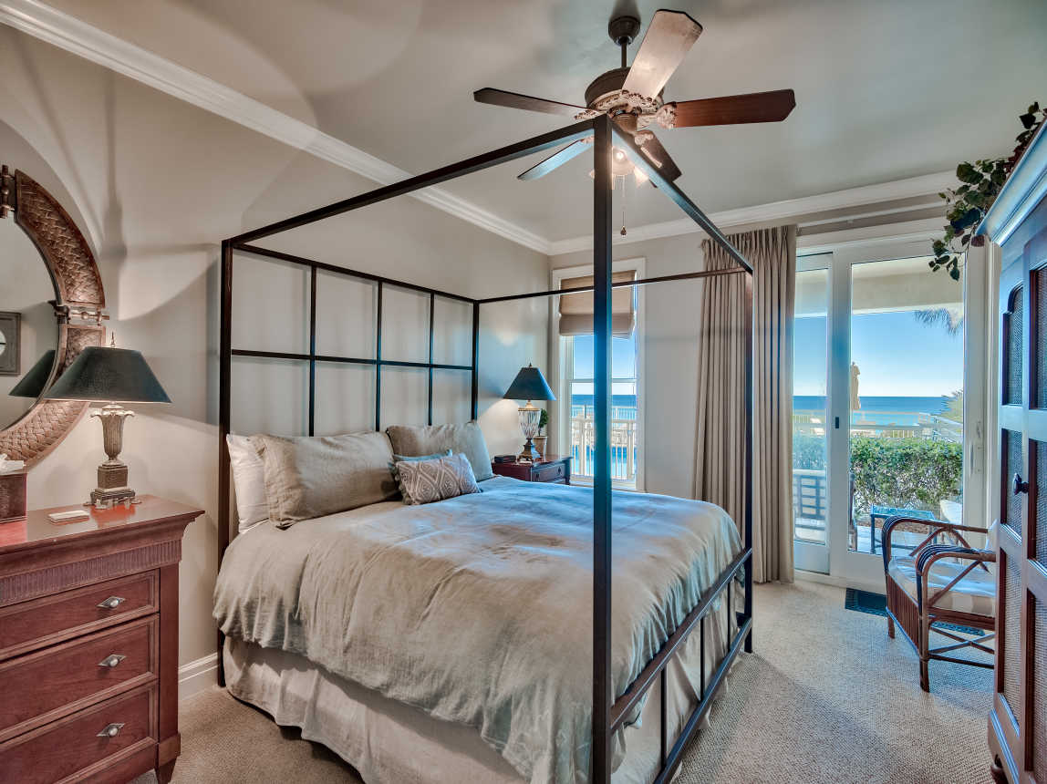 MASTER BEDROOM KINGSIZE BED