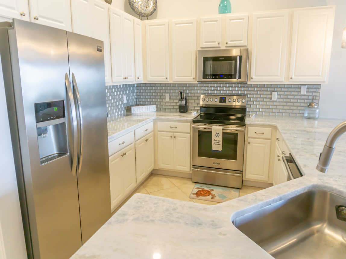 Spacious Kitchen with Breakfast Bar, Keurig, Under Counter Ice Maker