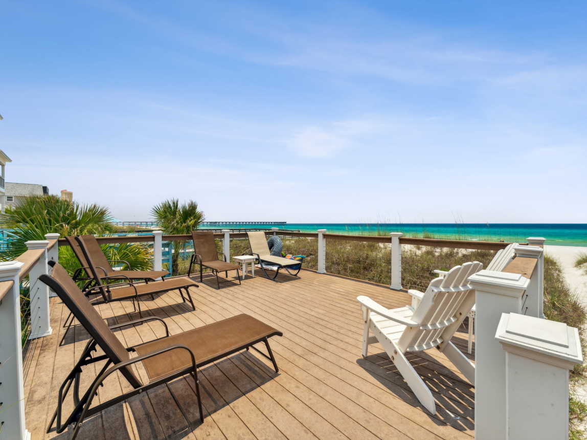 Tanning Deck between the house and the beach