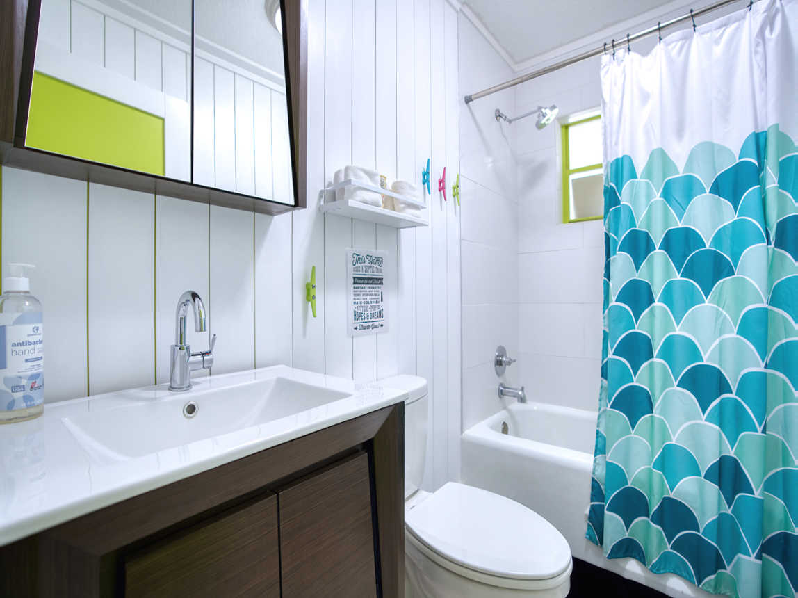 mermaid's Lounge Bath outside of Atomic Fish Bedroom and the Lizard Lounge