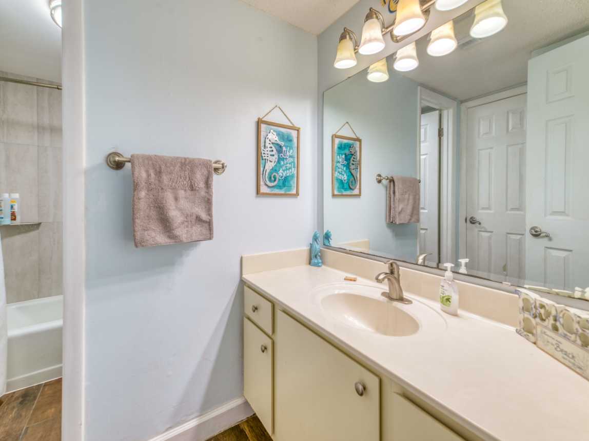 Spacious bathroom with a tub/shower combo.