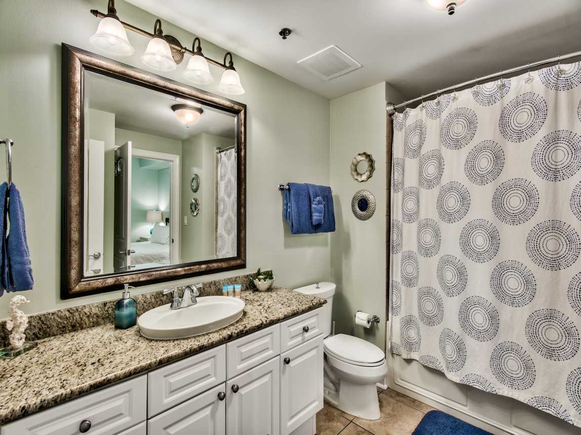 Second king bedroom en suite bathroom with tub and shower