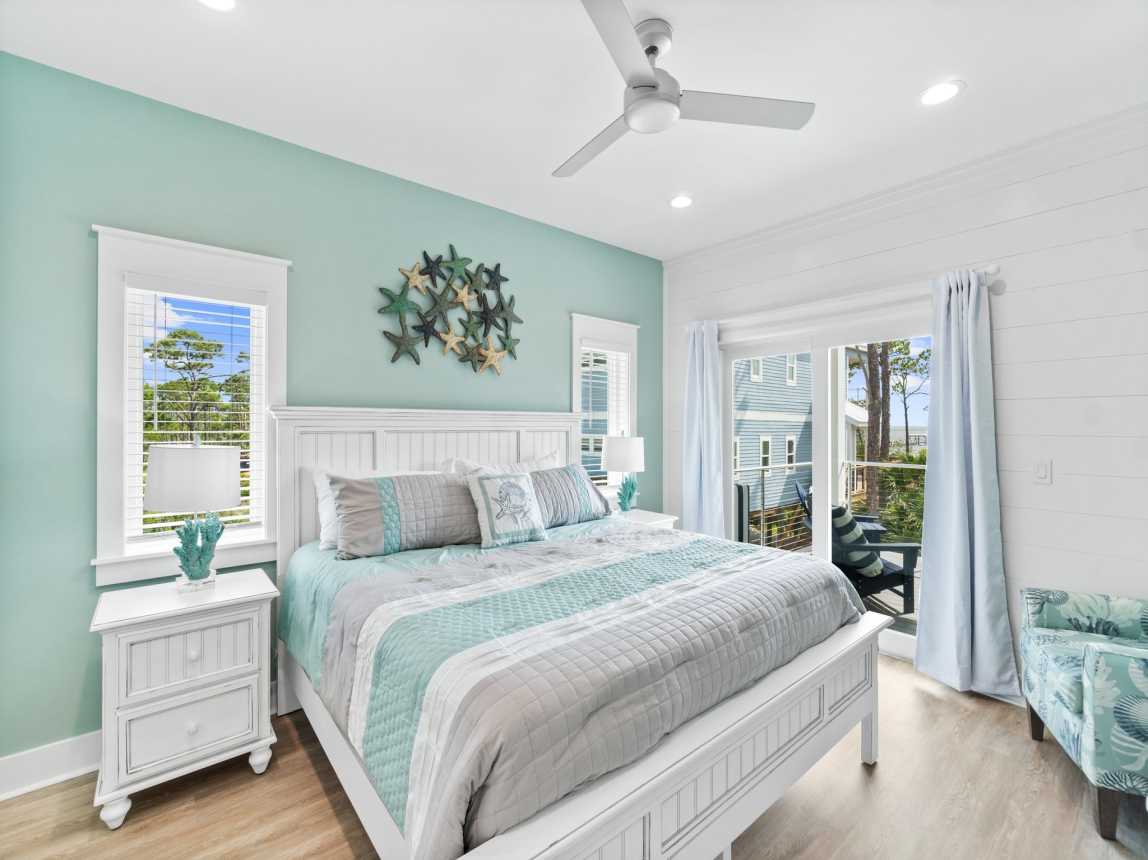 2 level King Suite on North side facing the bay!