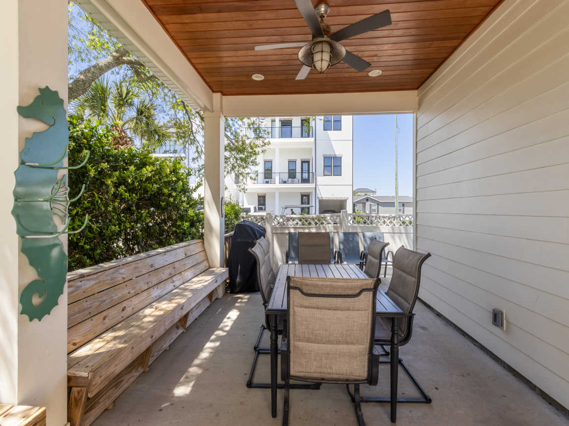 Outdoor Dining and Seating