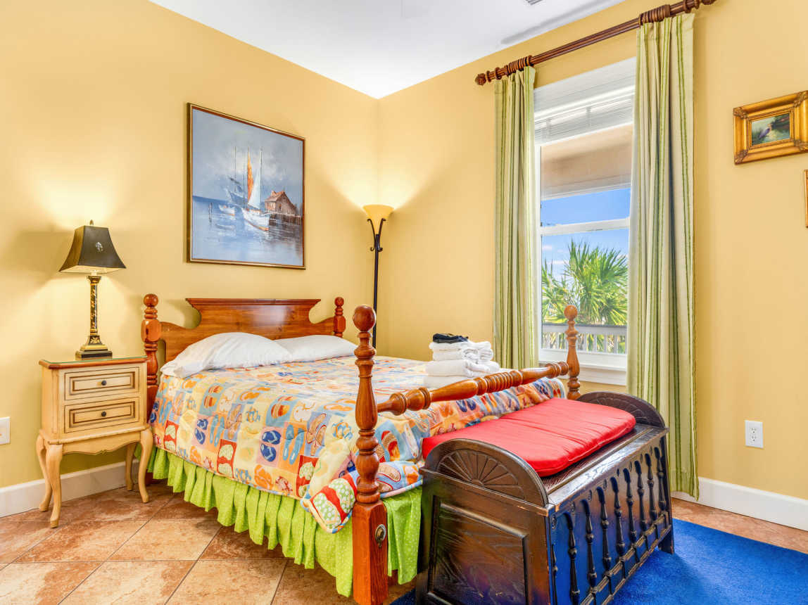 Second bedroom with queen bed