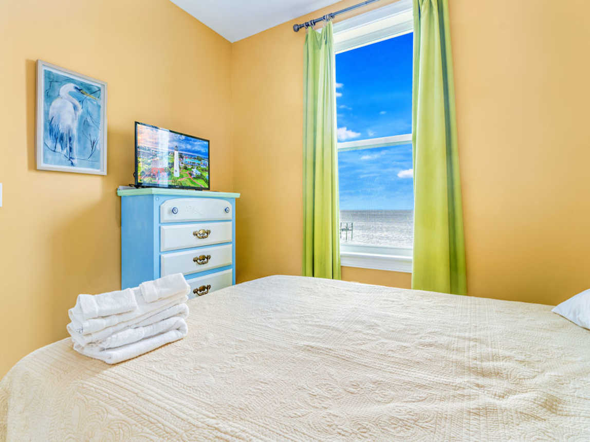 Queen bedroom facing the bay