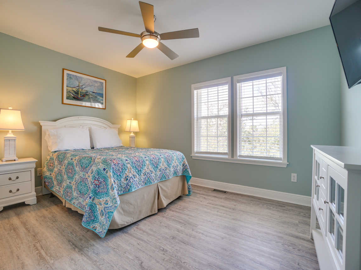 King Bedroom w/ 55" Smart Tv