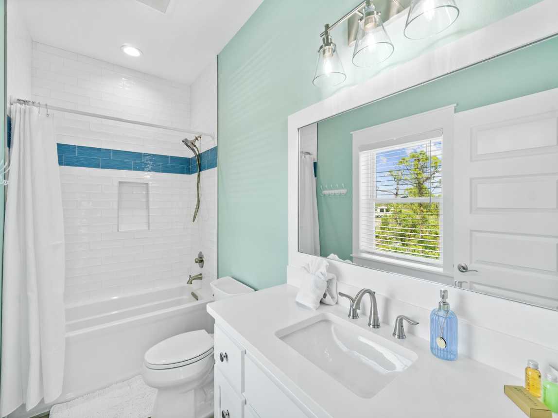 Bunk room Bath with tub, great if you have smalls to bath!