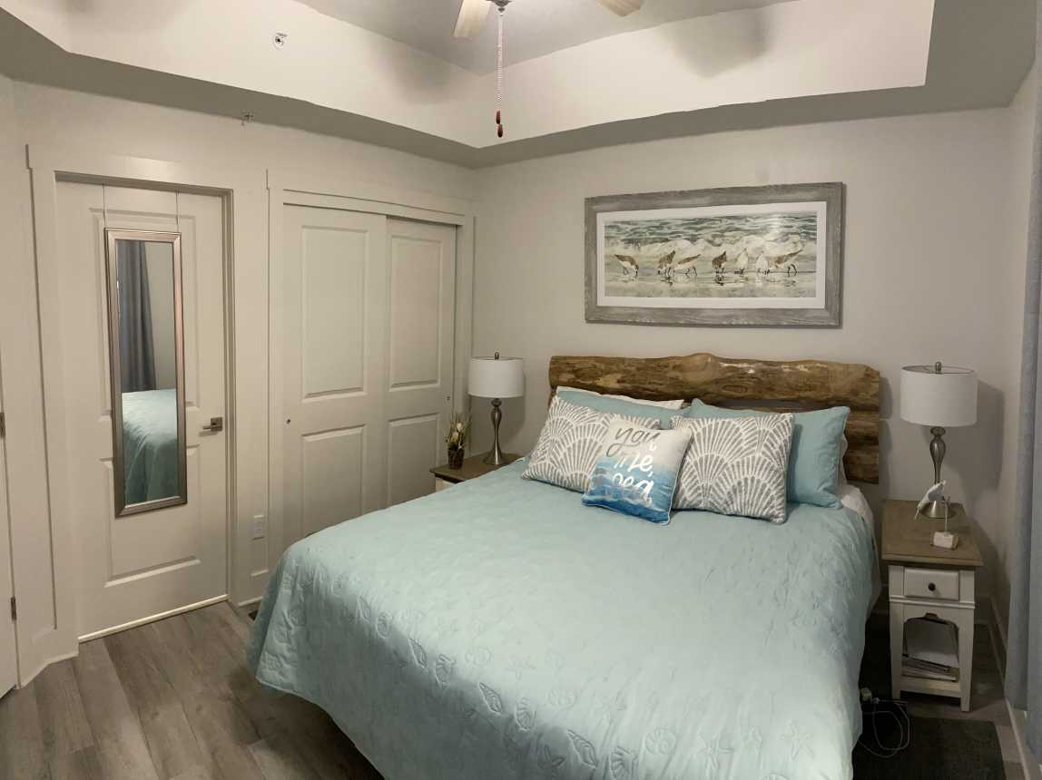 KING CRAB'S MASTER SUITE AWAITS YOU WITH 50" SMART TV! PRIVATE BATH WITH SHOWER.