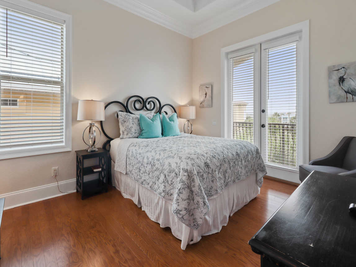 Queen Bedroom 3rd floor suite w/ balcony