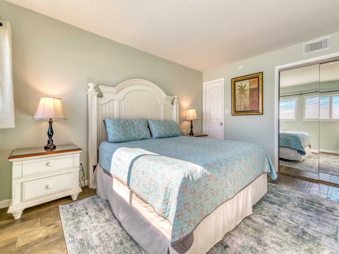 Wake up refreshed in this comfy king bed.