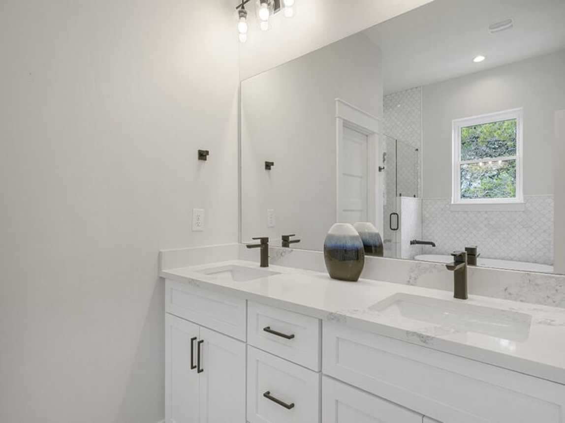 Deja Blue - Extravagant Vacation Beach House with Private Pool with Swim Up Bar, Putting Green, Sand Volleyball, and Rooftop Grill in Blue Mountain Beach, Florida - Five Star Properties Destin/30A