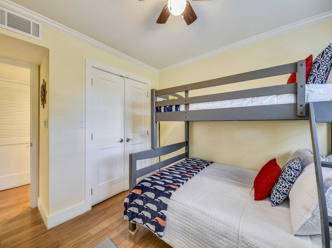 Full on bottom, twin bed on top