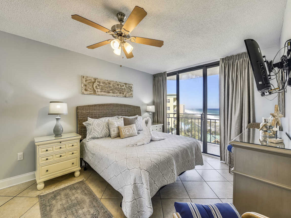 King bedroom faces the gulf