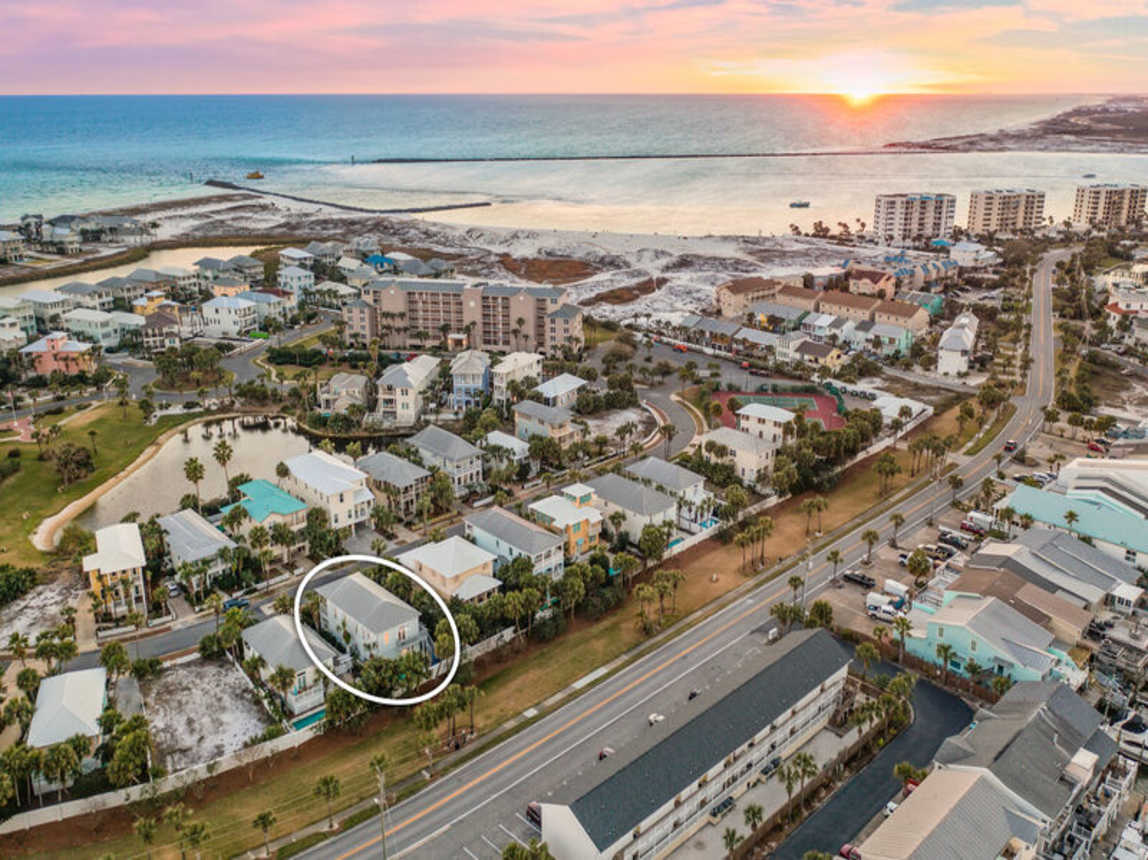 Val-Holla - Vacation Rental House with Private Pool Near Beach on Holiday Isle in Destin, Florida - Five Star Properties Destin/30A