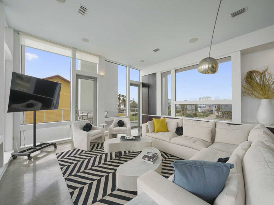 The White House of Holiday Isle - Gulf Front Luxury Pet-Friendly Vacation Rental Beach House with Private Pool, Elevator, and Personal Beach Access in Destin, Florida - Five Star Properties Destin/30A