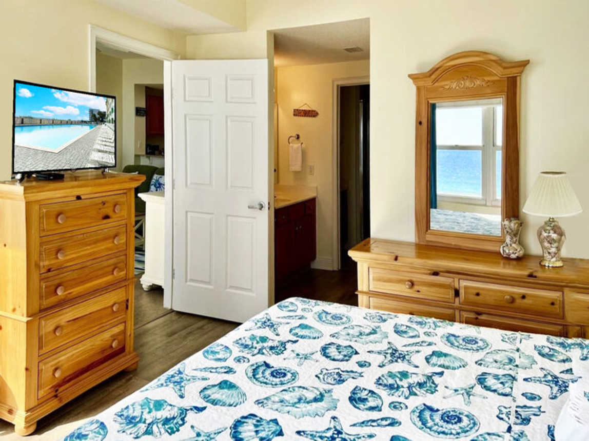 Master Bedroom - Waters Edge Resort Unit 510 Okaloosa Island Fort Walton Beach Vacation Rentals