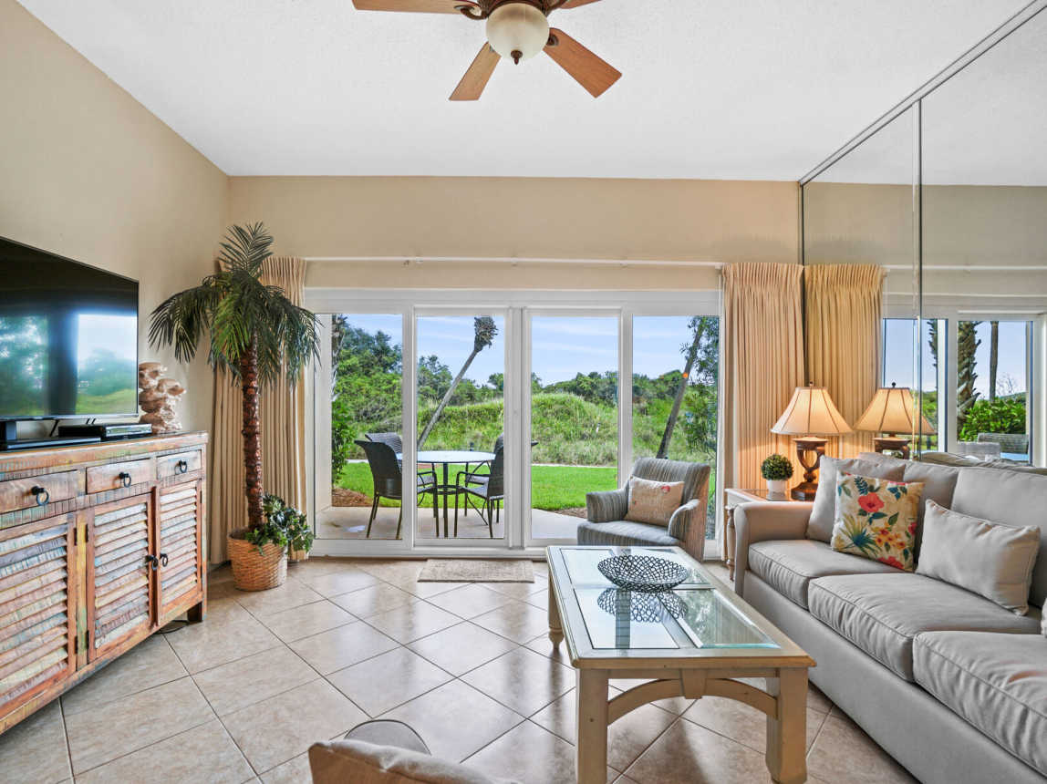 Garden Patio Setting. Spacious Living Room with tv, internet and cable. Sofa is a double sofa bed