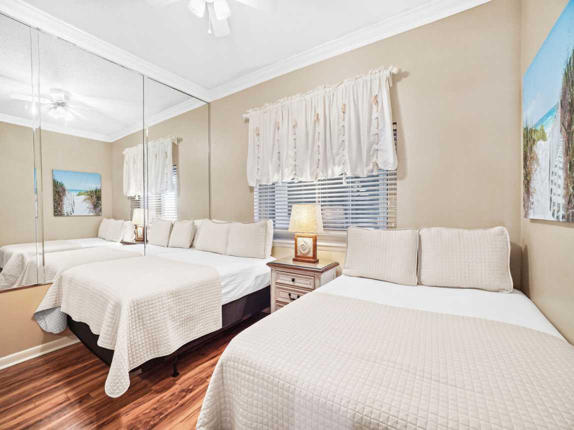 The guest room provides you with two full size beds with crisp white linen and coverlet for a great night of slumber.