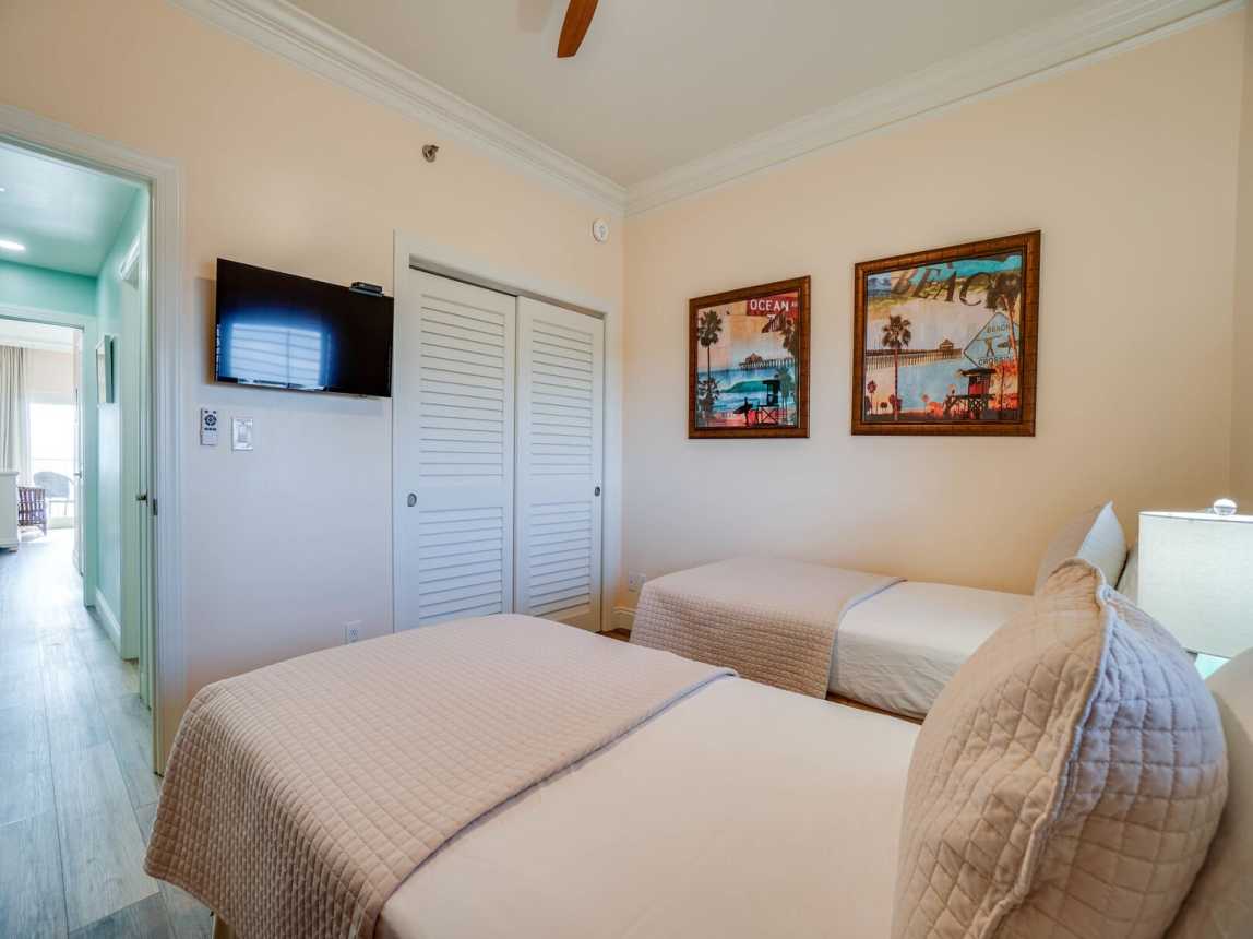 Double sided closet with sliding doors for clothes and putting away luggage. Flat screen TV with cable and Wifi for your entertainment.