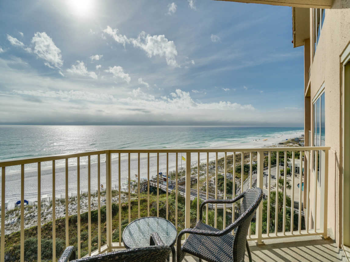 Nice balcony for that morning favorite beverage or evening chill libation. Hmmmm, to tough to choose. Let's do both!
Sunrise and Sunset!