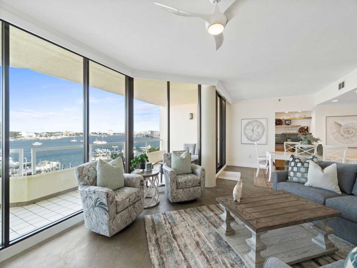 Every seat in this roomy Living room has amazing views! So much beauty to behold.