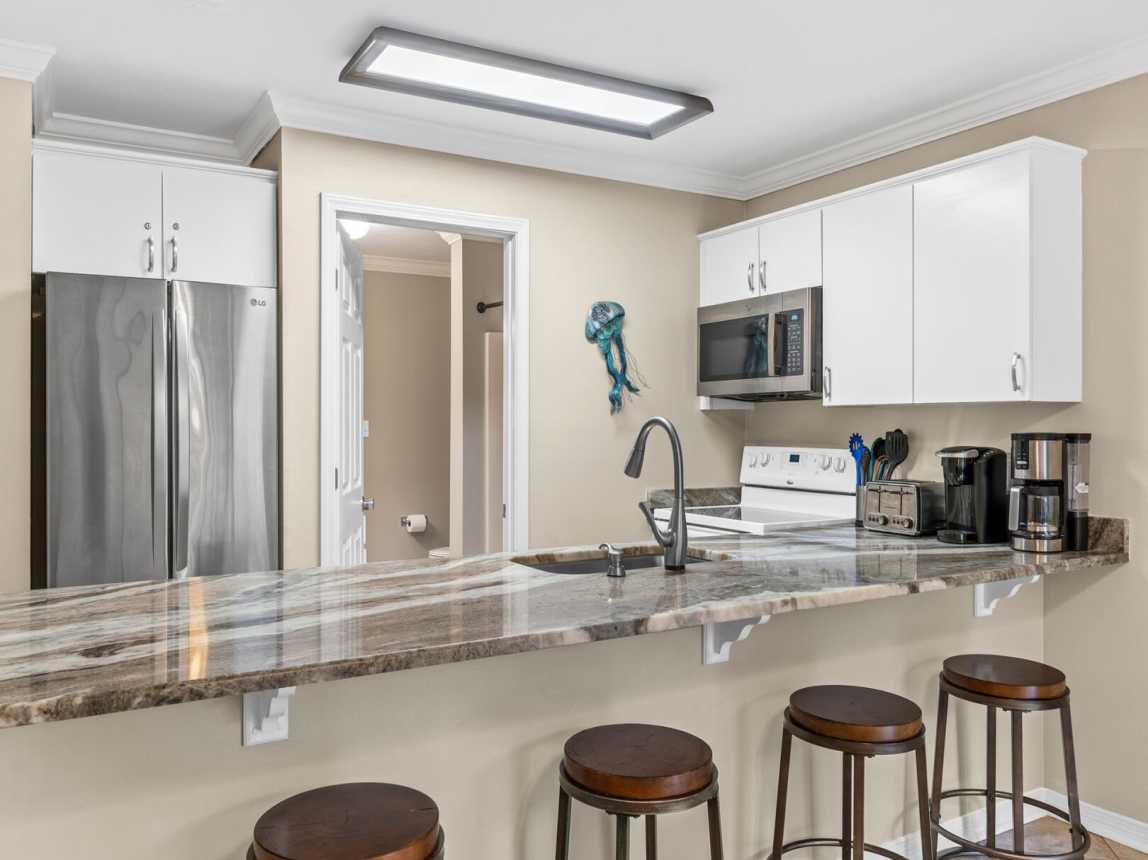 The full service kitchen also has a nice breakfast bar that seats 4 for a full meal or just for snack time.