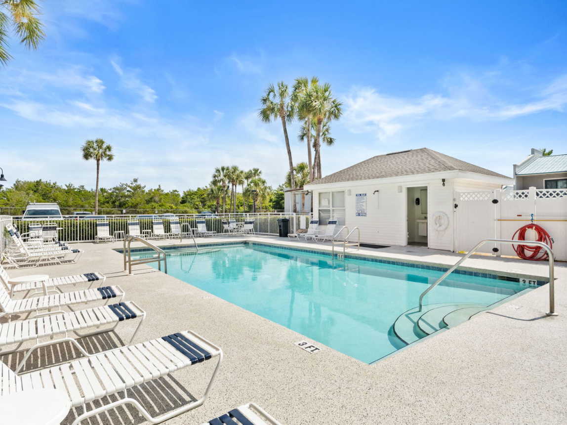 Guest pool with pool house