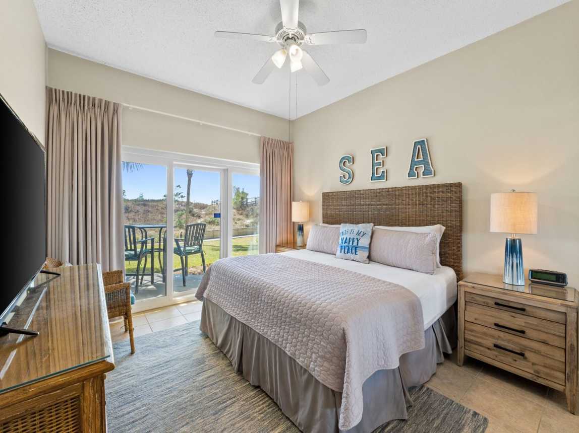 The Master Suite provides and lush king size bed with fresh crisp linen and light bed coverlet for a good nights rest.