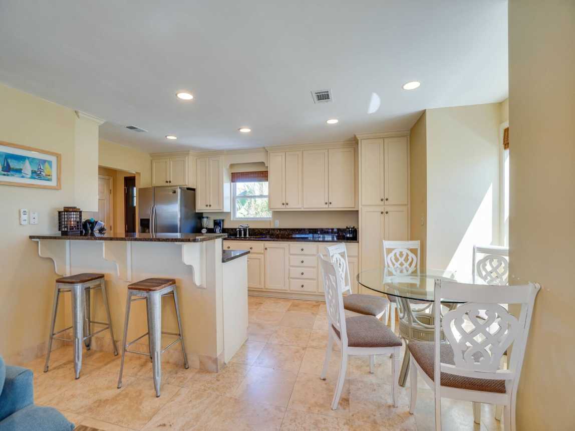 Nice breakfast bar with stools for a quick snack or breakfast or make use of the breakfast table for 6 for those eat n' go times.