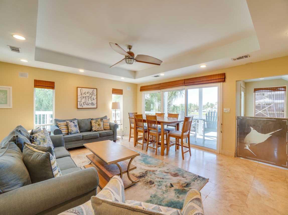 Another full view of the living space.