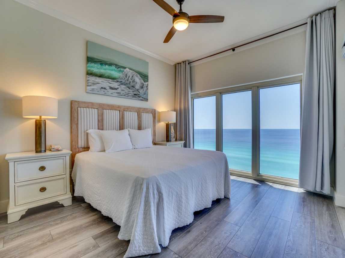 King size bed - Ocean view. Hello Sunrise!
Enjoy the restful king bed with lush linen and the softest pillows for good night of sleep and rejuvenation.