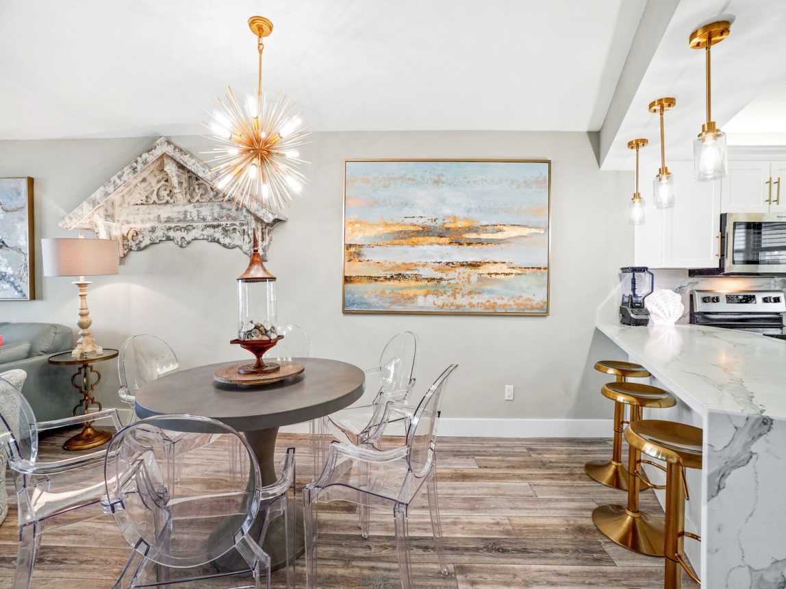 With the dining table and breakfast bar, you can comfortably seat 8 for a meal.