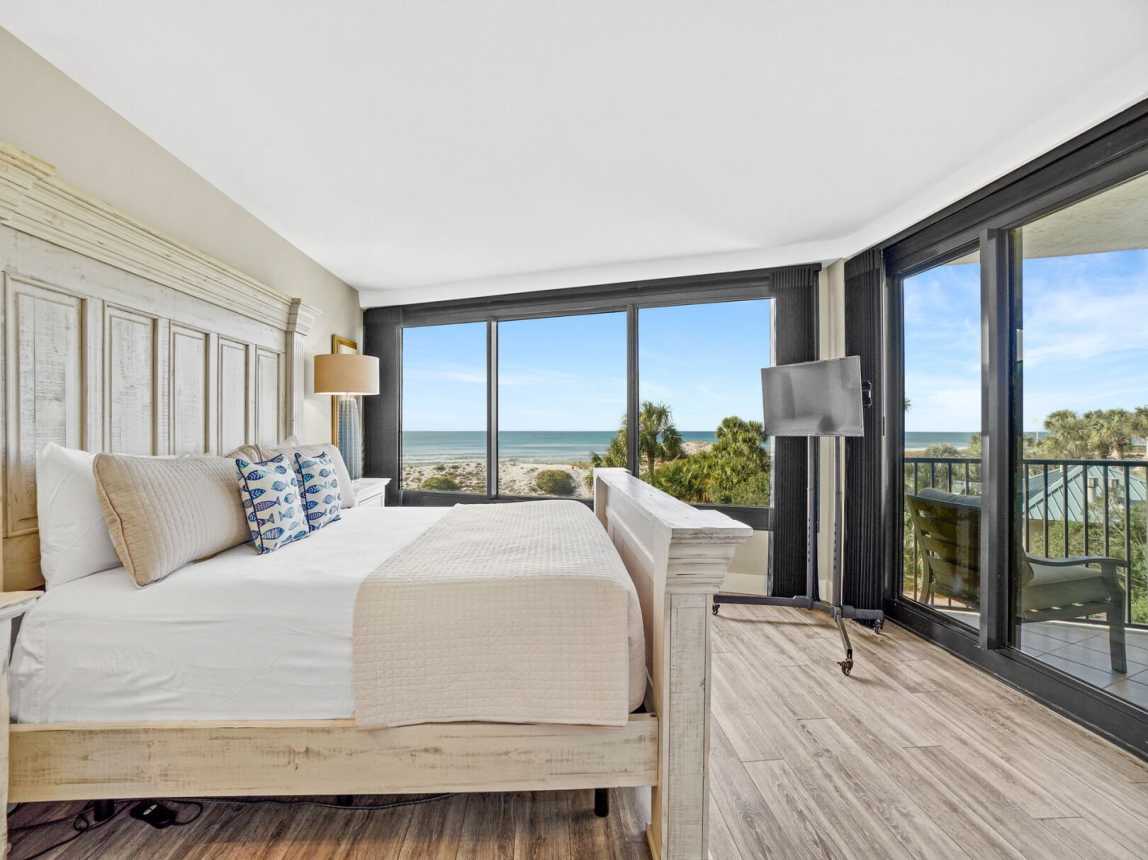 Who wouldn't what to wake up to the glorious view from the floor to ceiling picture window and be able to step out on your private balcony for your morning cup of coffee to whtch the sunrise. It's just magical! Don't forget you have a flat screen TV with 
